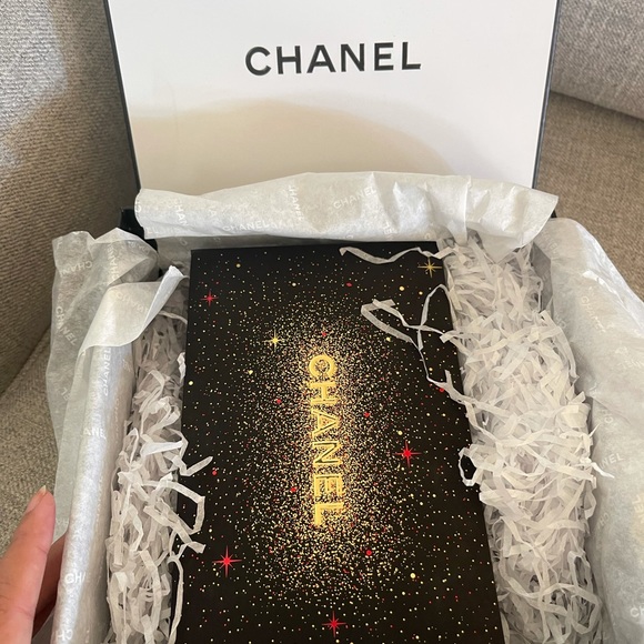 ❌Sold❌ Chanel Shimmer Pouch with Skin care set - Picture 9 of 9